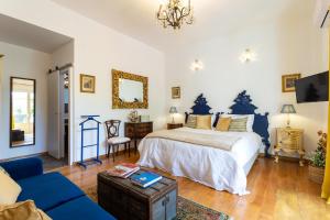 里斯本Geronimo Guest House Belém的一间卧室配有一张床和一张蓝色的沙发