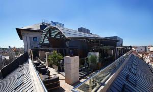 马德里Hotel Urban,a Member of Design Hotels的屋顶上建筑物的正面景色