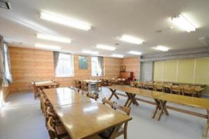 草津草津高原青年旅舍的教室里配有桌椅