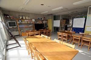 草津草津高原青年旅舍的教室里配有木桌和椅子