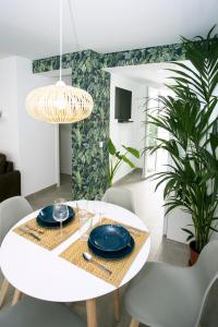 多列毛利诺斯MONKÓ - COCO & TROPYCAL APARTMENT o的一间配备有白色桌椅的用餐室