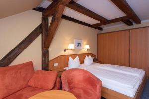 格尔利茨欧罗巴酒店的一间卧室配有一张床和一张沙发