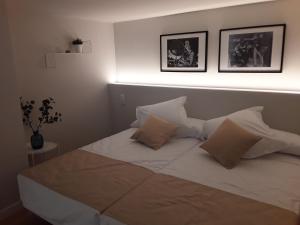 利里亚SLEEP TURIA LLIRIA的一间卧室配有带白色床单和枕头的床。