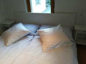 库尔Bed & Breakfast的床上有2个枕头