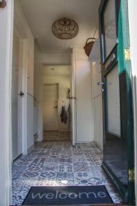 ModdergatHuisje Linquenda的走廊上设有门,铺有瓷砖地板