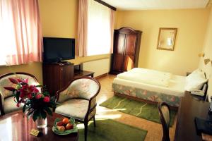 克拉根福克恩顿施塔德酒店的卧室配有一张床和一张桌子及椅子