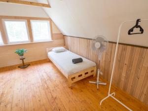 沃索Nature Guest House的客房设有一张床和落地风扇。