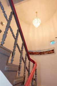 格尔利茨欧罗巴酒店的房屋内有吊灯的楼梯