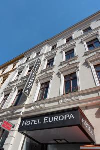 格尔利茨欧罗巴酒店的一座建筑,上面有酒店欧元区标志