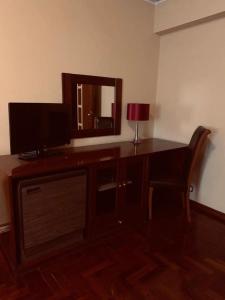 巴伦西亚瓦伦萨酒店的一张桌子,里面配有电视和镜子