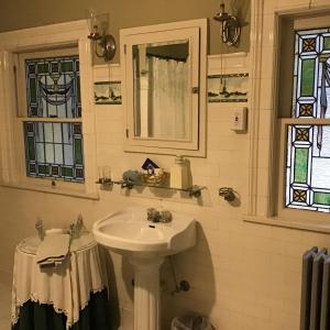 卡纳登西斯布鲁克景庄园住宿加早餐旅馆的浴室设有彩色玻璃窗,配有白色水槽