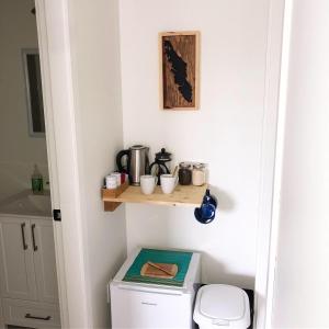 尤克卢利特Sounds of the Sea的一间带洗衣机、烘干机和卫生间的浴室
