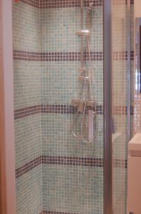 Angerville-lʼOrcherLa Polaris的浴室设有蓝色瓷砖淋浴。