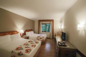 伊瓜苏马布瑟玛斯度假大酒店的酒店客房设有两张床和电视。
