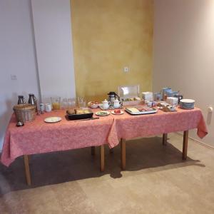蒂宾根Gasthof ´s Gräbele的一张桌子,上面有粉红色的桌布,上面有食物