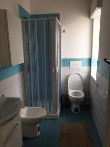 利帕里Lipari Suite Apartament的浴室配有卫生间、盥洗盆和淋浴。