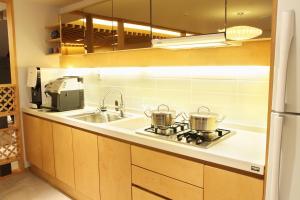 首尔梦之家酒店的厨房柜台配有两个炉灶