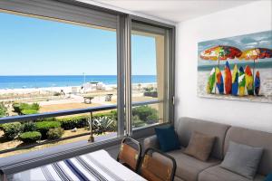 乐巴凯尔斯Le Long Beach - Leconfortalaplage的带沙发的客厅,享有海滩美景