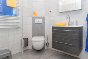 特拉森海德Muehlenidyll 2 _ Trassenheide的白色的浴室设有卫生间和水槽。