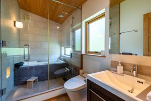 二世古Tsukinoki的浴室配有盥洗盆、卫生间和浴缸。
