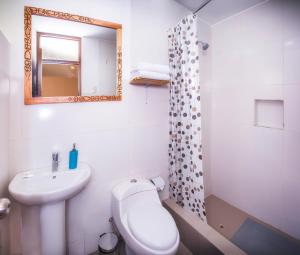 YanqueLe Foyer Colca的一间带水槽、卫生间和镜子的浴室