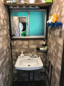 汤泽町Naeba Ski Resort - Cottage away from usual life的浴室设有白色水槽和镜子