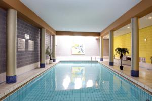 马斯特里赫特帝皇阿姆拉斯大酒店的大楼内的大型游泳池