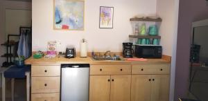 凤凰城Best Little Guesthouse in Melrose! New Listing!的厨房配有水槽和带洗碗机的台面。