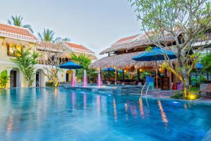 Zest Resort & Spa Hoi An内部或周边的泳池