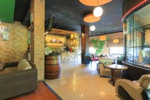 Labuana Homestay & Cafe Garden酒廊或酒吧区