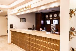 巴库Atropat Old City Hotel的坐在餐厅酒吧里的人