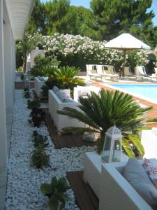 维耶斯泰Malia Village的一个带白色家具的庭院和一个游泳池