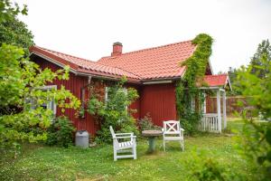 弗格罗Westergårds的前面有两把白色椅子的红色房子