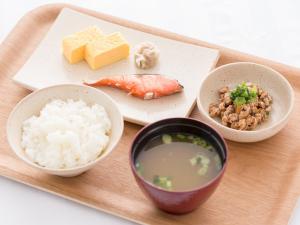 涩川市Hotel Waraku Shibukawa的饭和其他食物的托盘