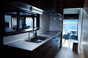 五岛Okune的厨房配有水槽和带窗户的台面