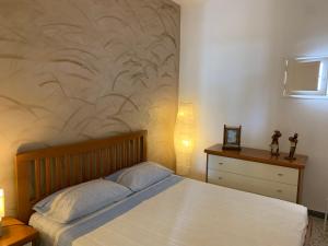 萨维勒特里Eva CasaVacanza的卧室配有一张壁画床