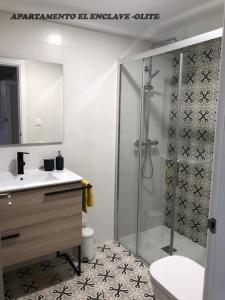 奥利特Apartamento Turístico El Enclave的带淋浴和盥洗盆的浴室