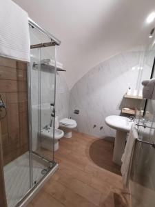 那不勒斯Le case del cavaliere的带淋浴、盥洗盆和卫生间的浴室