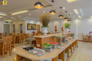 岘港岘港玛丽兰德酒店的餐厅里一张长桌,上面有食物