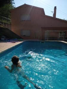 圣保CAN MENCIÓ - Les Costes的妇女在游泳池游泳