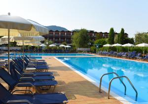 伊塞奥伊索欧拉哥酒店的一个带躺椅和遮阳伞的游泳池