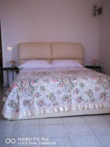 比萨Villa Galilei Rooms的床上铺有花卉床单的床