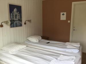 比克瑟尔克鲁克Solö的一张带白色床单和枕头的床