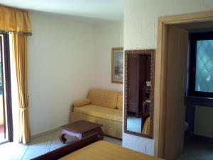 奥尔比亚阿巴路亚酒店的带沙发和镜子的客厅