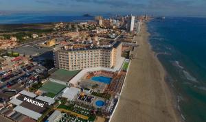 拉曼加戴尔马尔梅纳Hotel & Spa Entremares的海滩上酒店空中景色