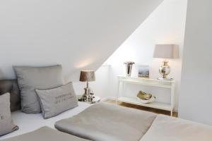 诺德代希Seeblick-Norddeich的白色卧室配有床和桌子