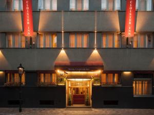 布拉格克劳斯特尔酒店的前门在晚上亮起来的建筑