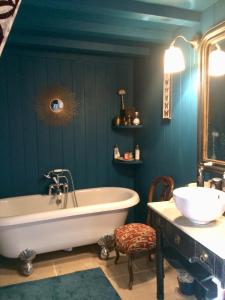 欧苏瓦地区瑟米Le Boudoir d'artiste的带浴缸和盥洗盆的浴室