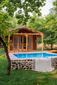 费特希耶Suna Village Hotel & Bungalow Fethiye的庭院中带游泳池的小房子