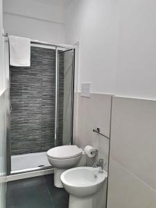 拉古萨码头Blu Maris Acqua的白色的浴室设有卫生间和水槽。